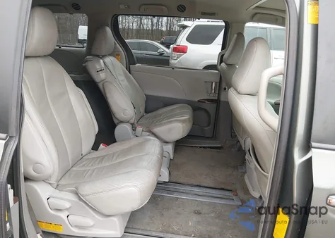 2014 Toyota Sienna Xle V6 8 Passenger z USA, uszkodzony, nr VIN 5TDYK3DC9ES420735